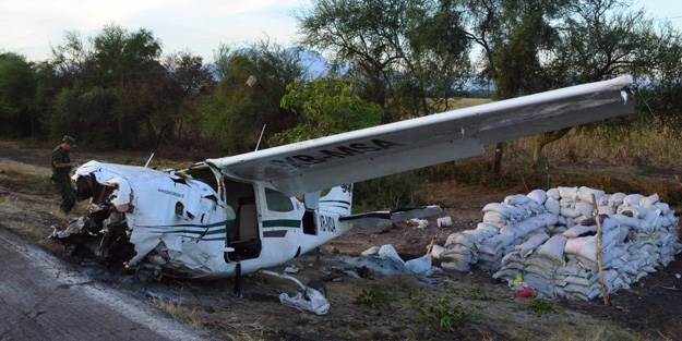 Meksika'da uçak düştü