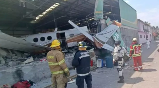 Meksika'da süpermarkete uçak düştü! 3 ölü, 5 yaralı