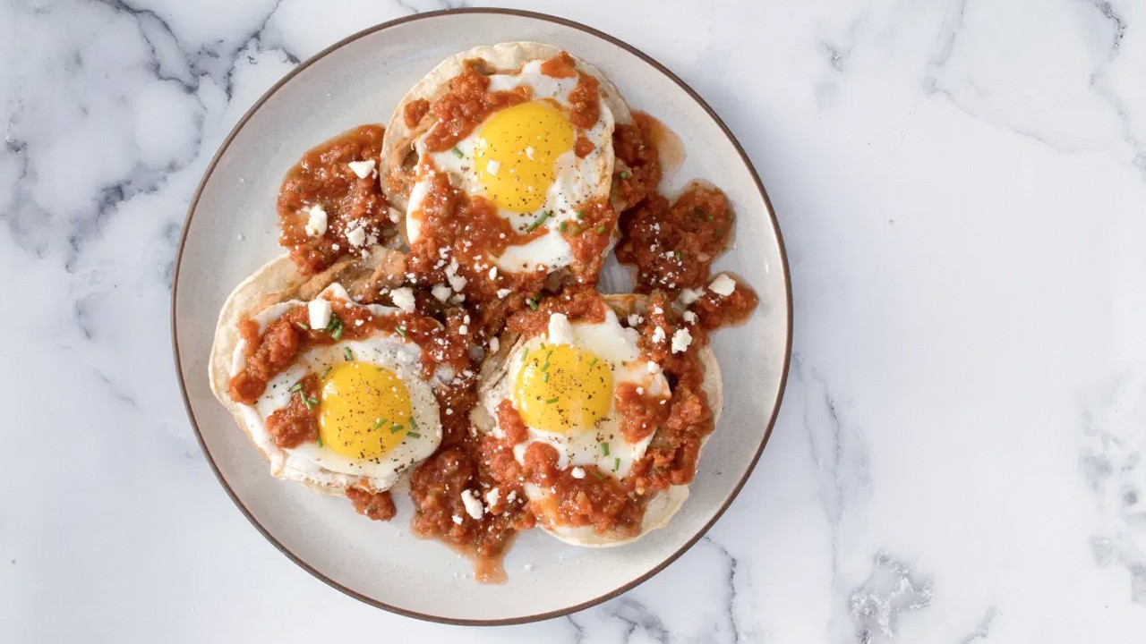 Meksika’nın kahvaltı yıldızı gönülleri kazanan Huevos Rancheros tarifi