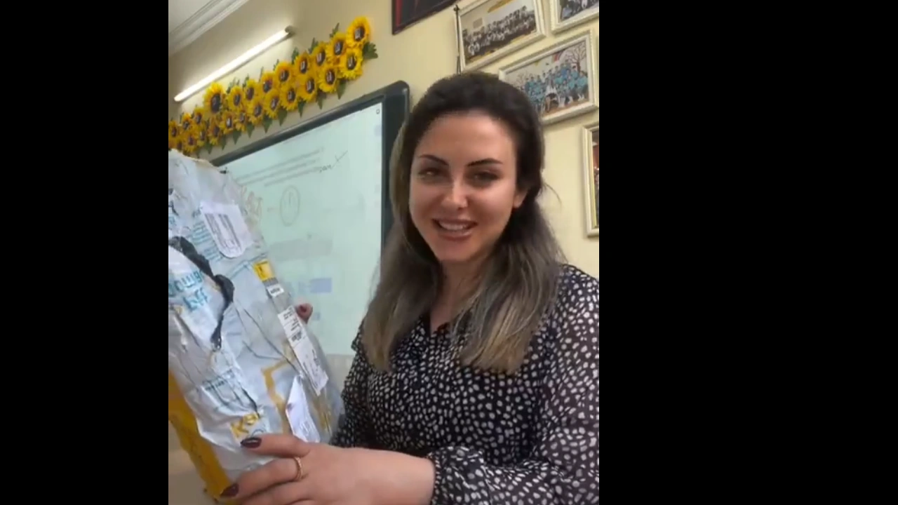 Mektuplarla kardeşik köprüsü... Azeri öğretmen: 'Türkiye'den bizim uşaklara mektup var'