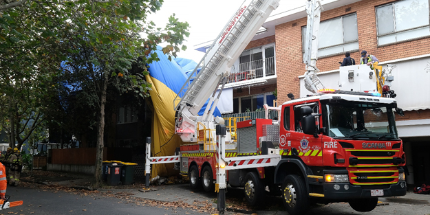 Sıcak hava balonu evlerin arasına acil iniş yaptı