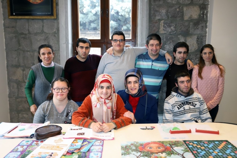 Melek Arı’dan Özel İnsanlar Eğitim Merkezi’ne ziyaret 