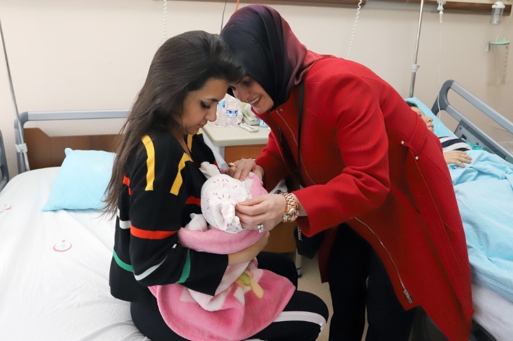 Melek Arı’dan yeni doğan bebeklere hoş geldin hediyesi 