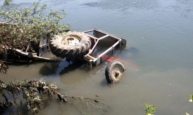 Melen Çayı'na devrilen traktörün sürücüsü yaralandı