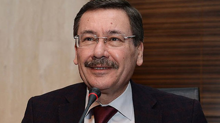 Melih Gökçek elindeki son anketi paylaştı!