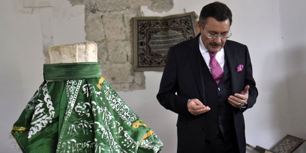 Melih Gökçek Macaristan'da türbe ziyareti yaptı