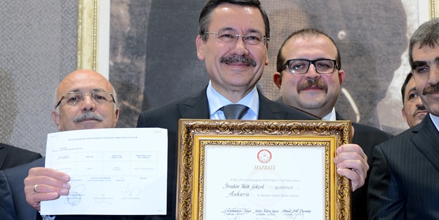 Melih Gökçek, mazbatasını aldı (VİDEO)