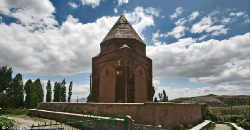 Melik Gazi Türbesi’nin gizemi turistleri kendisine çekiyor! Mezarın üzerine konan taş düşmezse…