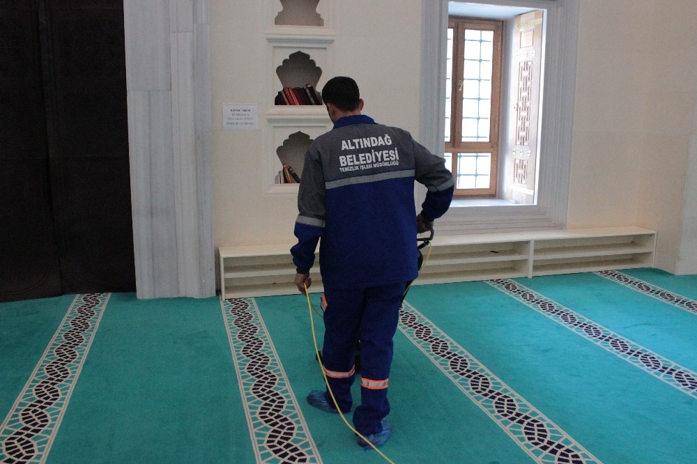 Melike Hatun Camii virüs tehlikesine karşı dezenfekte edildi 