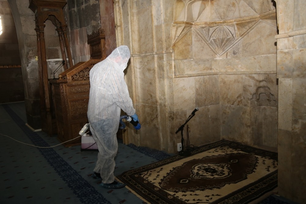Melikgazi Belediyesi, cami ve sosyal tesisleri dezenfekte etti 