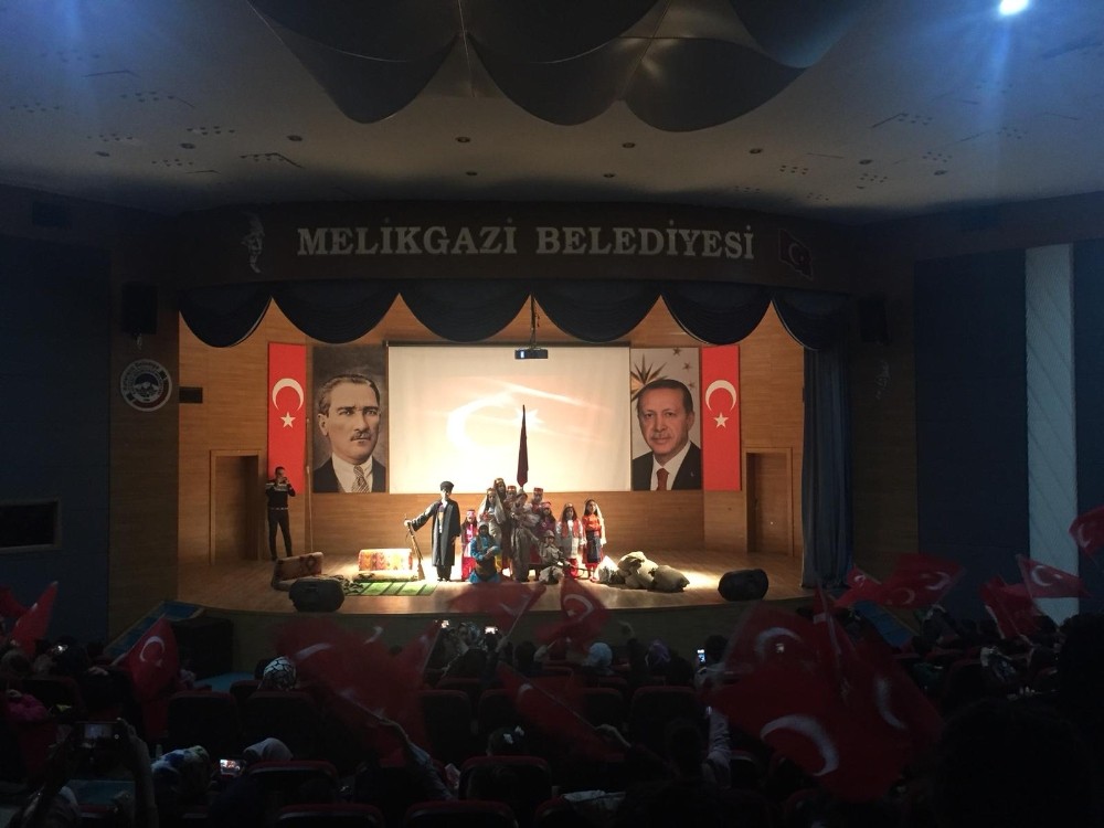 Melikgazi Belediyesi Çocuk Meclisi’nden ’İstiklal Marşı’ konulu tiyatro gösterisi 