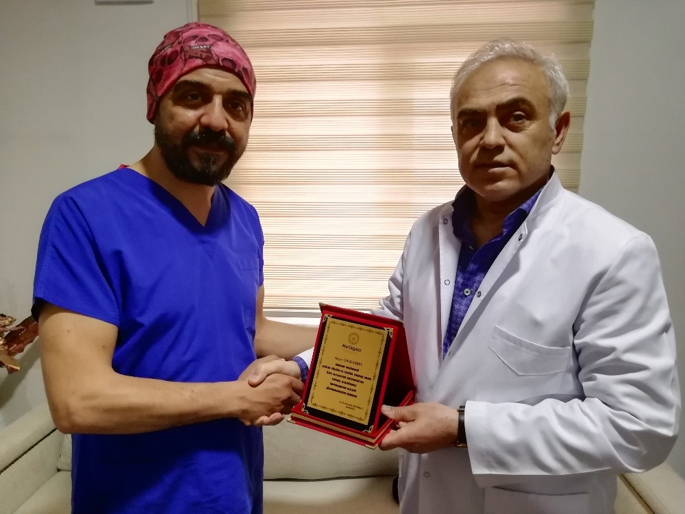 Melikgazi Hastanesinden Yılın En Başarılı Cerrahına Plaket 