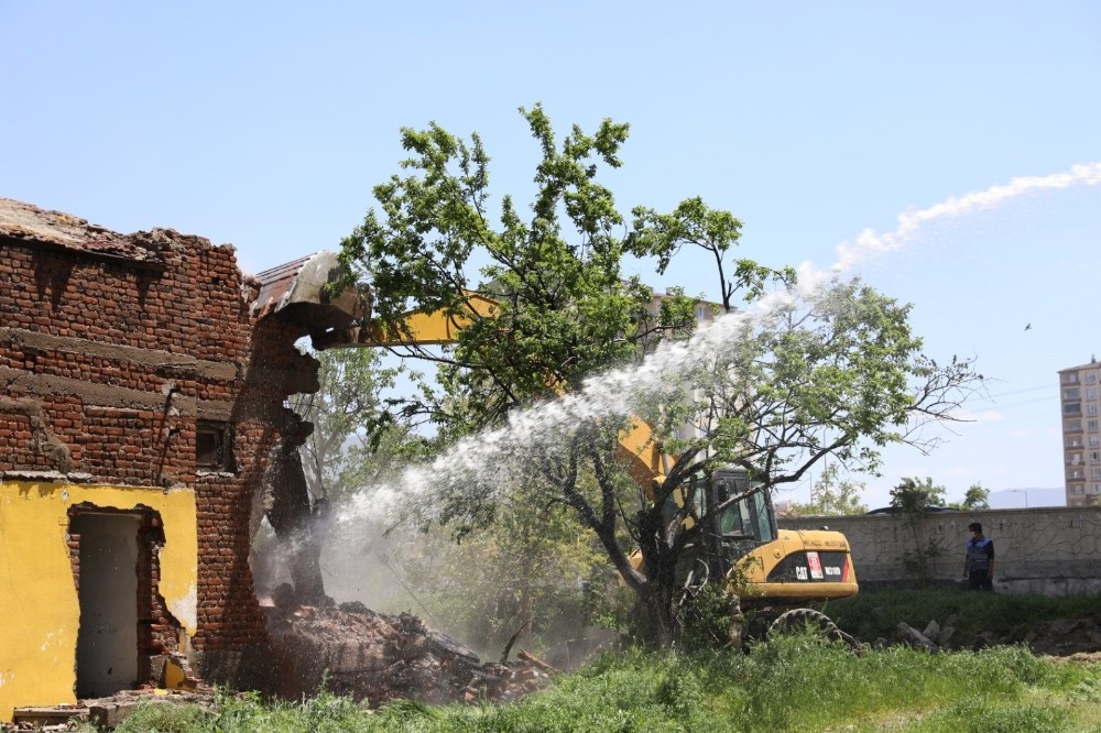Melikgazi metruk binalardan temizleniyor 