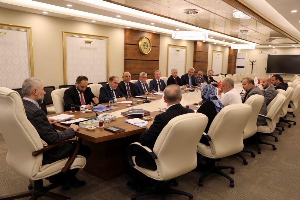 Melikgazi ve Yeşilhisar ilçe müftüleri emekli oldu 