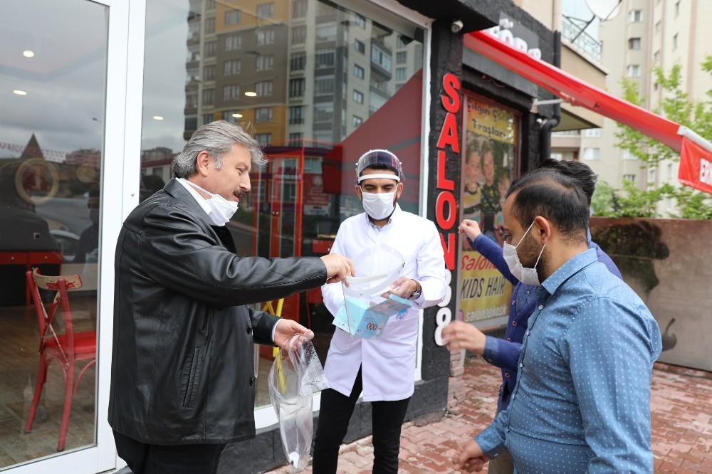 Melikgazi’de berber ve kuaförler dezenfekte edildi 
