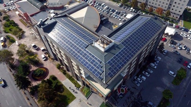 Melikgazi'de elektriğini güneşten alan belediye binası