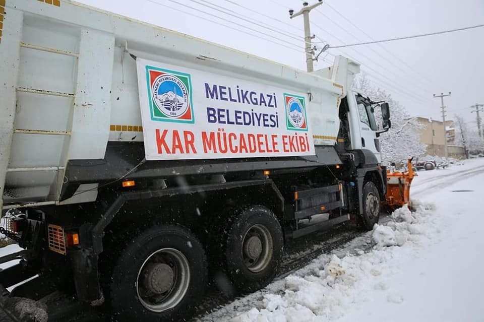 Melikgazi’de kar temizleme çalışmaları devam ediyor 