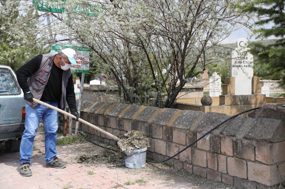 Melikgazi’de mezarlıklar bakım ve onarımdan geçiyor 
