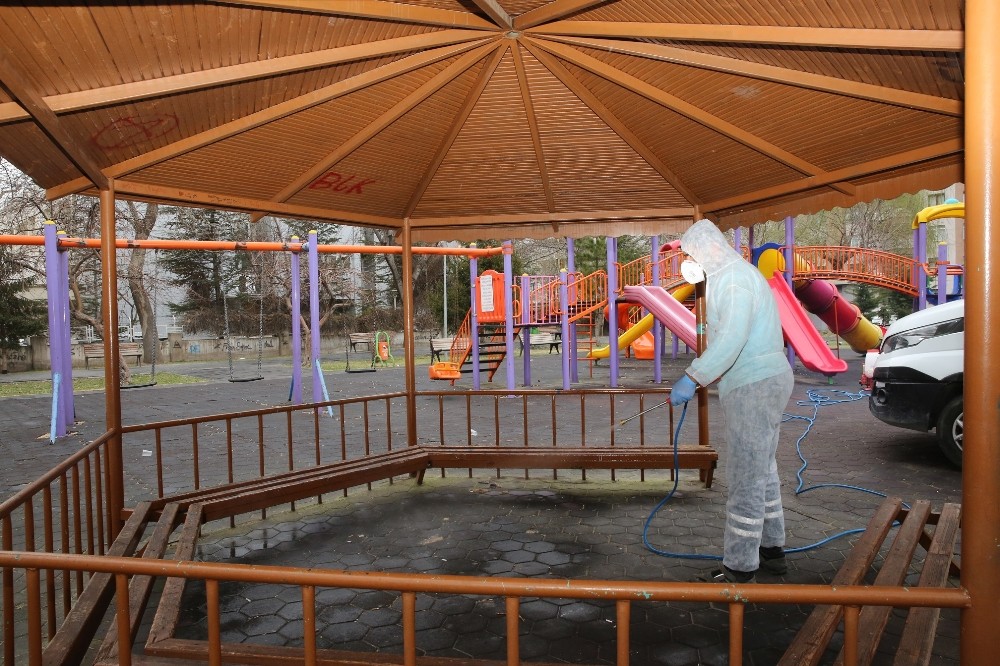 Melikgazi’de okullar ve parklar ilaçlanıyor 