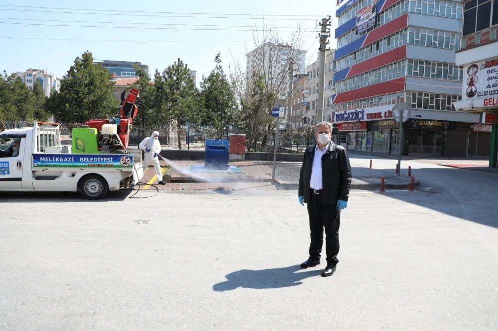 Melikgazi’de yüzlerce temizlik işçisi ilçeyi baştan sona temizledi 