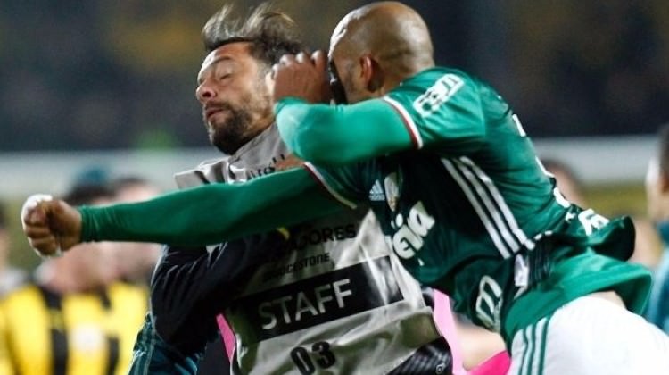 Melo yine ortalığı karıştırdı! Yumruk yumruğa...