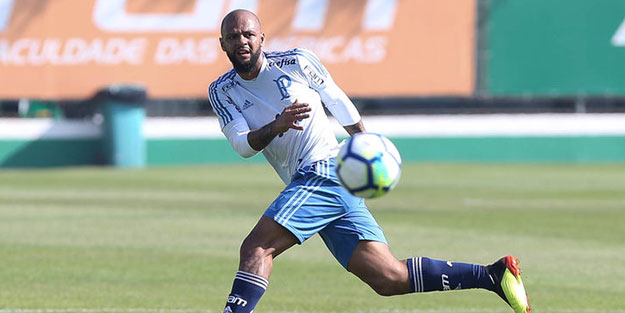 Melo'dan linç girişimi! Dünya yıldızını sakatladı