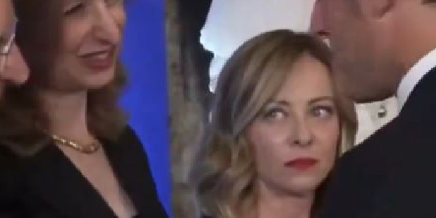 Meloni'nin Macron'a bakışı dünyanın gündeminde! İşte o anlar...