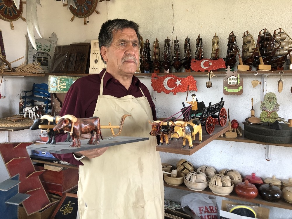 Memleket sevgisini ahşaba işliyor 