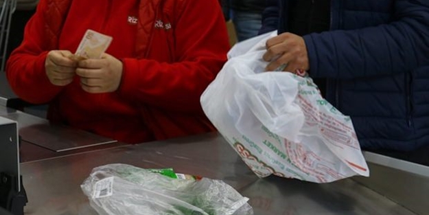 Poşetten memnun kalmadı parasını geri istedi