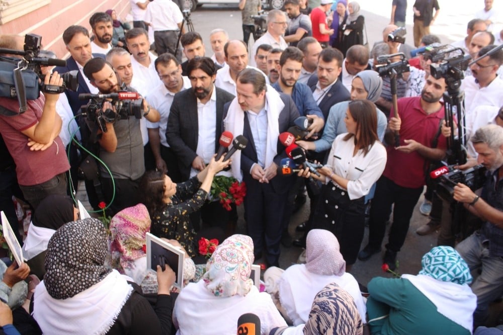 Memur-Sen Genel Başkanı Ali Yalçın’dan, HDP önünde eylem yapan ailelere destek 