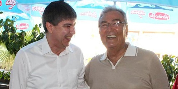  Menderes Türel Baykal'ın masasına oturunca