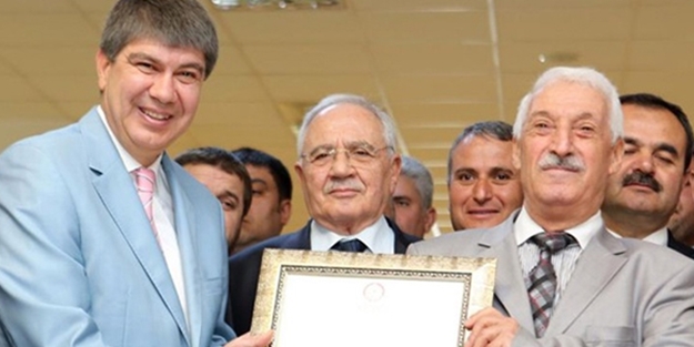 Türk bayrağını indirip, CHP bayrağını çekmişler!