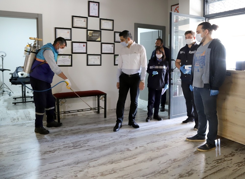 Menderes’te berber ve kuaförler açılışa hazır 