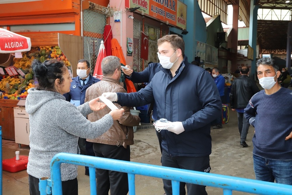 Menderes’te maskeler belediyeden 