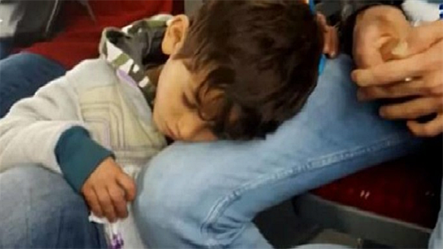 Mendil satan çocuğun görüntüsü yürekleri dağladı