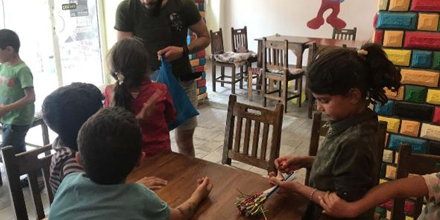 Mendil satan çocuklar 'Şirin Baba' kafede doyasıya eğlendi