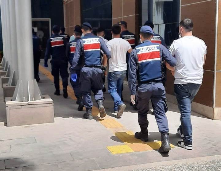 Menemen’de hayvan hırsızları jandarmanın takibinden kaçamadı 