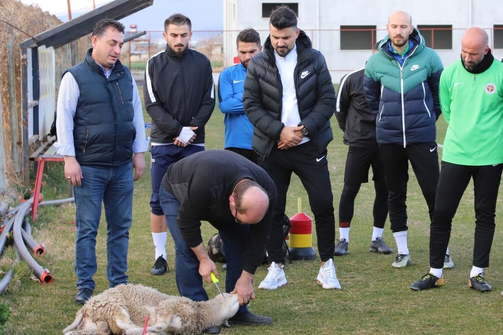 Menemenspor kötü gidişat için kurban kesti 