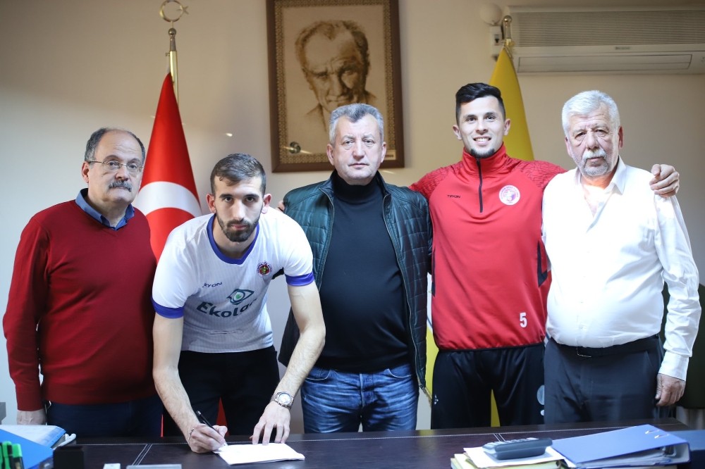 Menemenspor’dan defansa takviye 