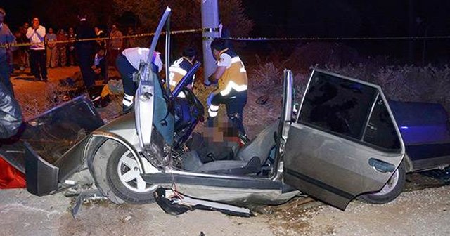 Menfeze çarpan otomobilde 2 kişi öldü