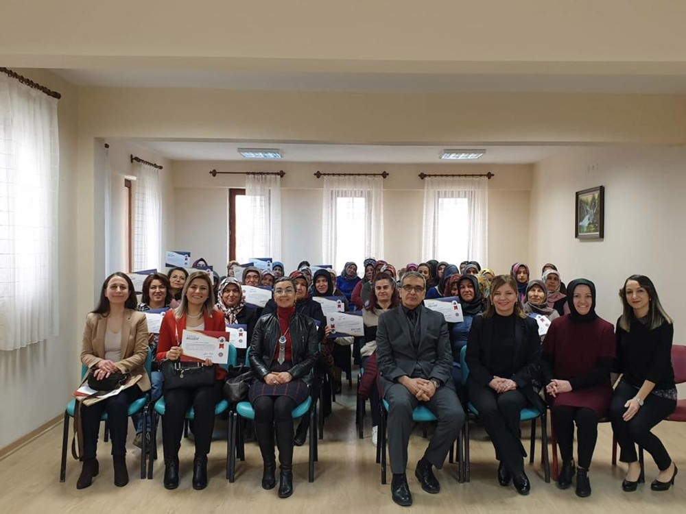 Menopoz Okulu öğrencileri sertifikalarını aldı 