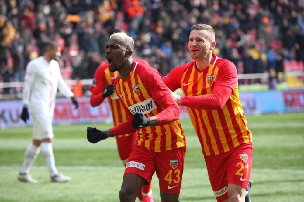 Mensah 2. golünü attı 