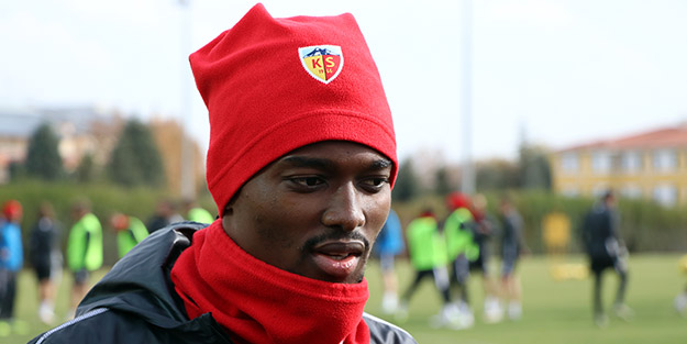 Mensah'tan Fenerbahçe açıklaması: Her futbolcu büyük takımda oynamak ister