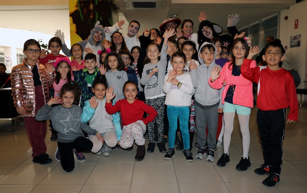 Menteşe Belediye Tiyatrosu çocukları güldürdü 