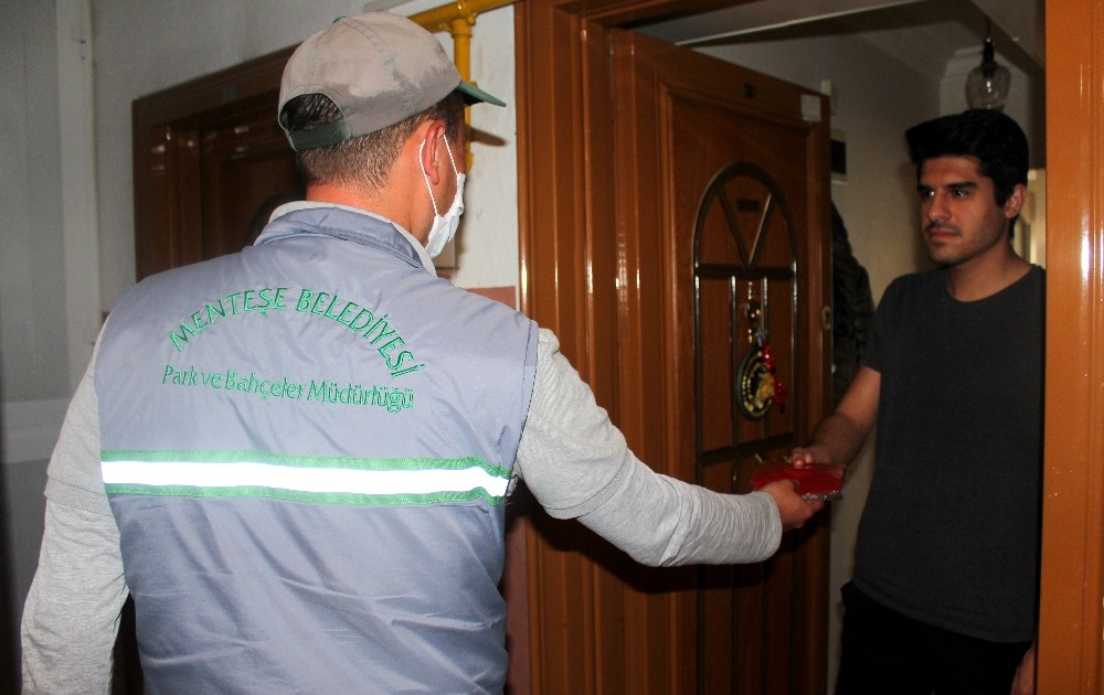 Menteşe Belediyesi evlere Türk Bayrağı, maske ve balon dağıtıyor 