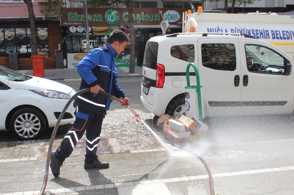 Menteşe sokakları yıkanıyor 