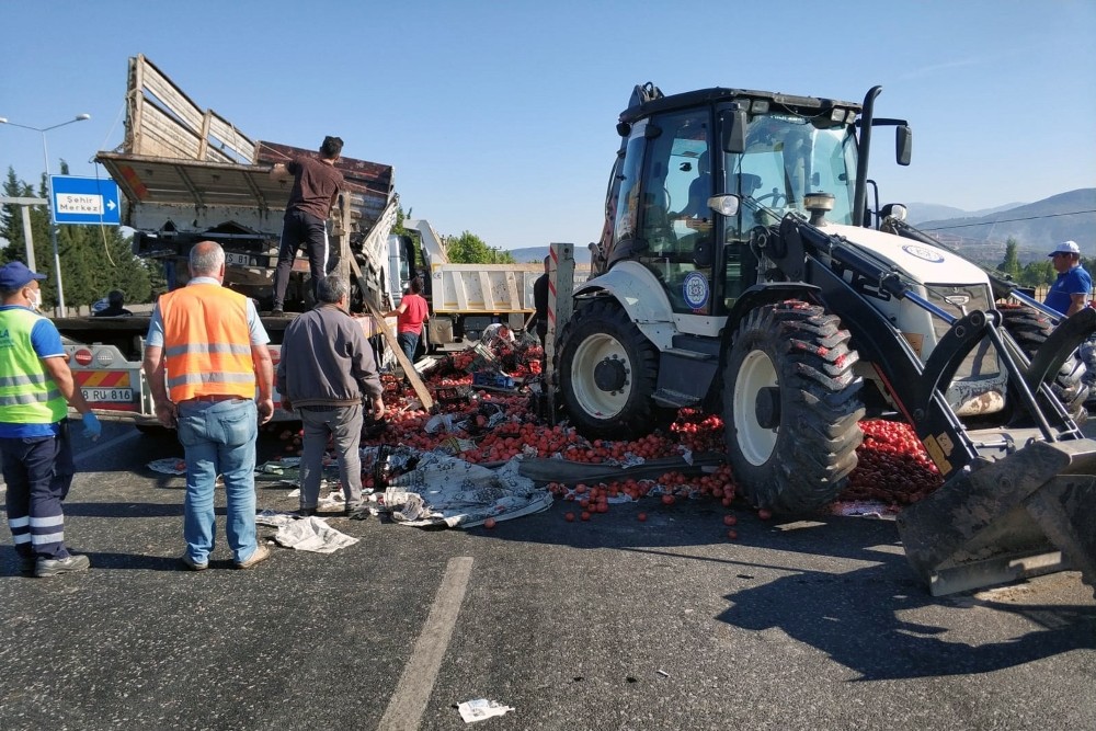 Menteşe’de domates yüklü kamyon devrildi 