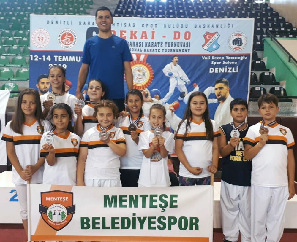 Menteşeli Karatecilerden 10 Madalya, 2 Kupa 