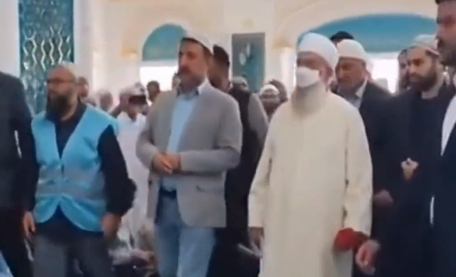 Menzilde yeni şeyhi karşılarken dikkat çeken detay! Birden o sesler yükselmeye başladı