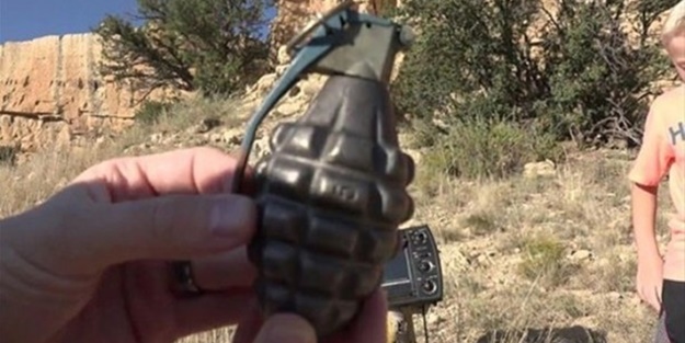 Merak edip el bombasının içini açtılar!